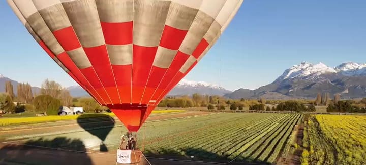 Globo aeroestático en el campo de tulipanes, Trevelin
