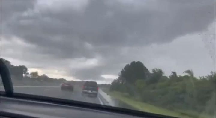 El momento en el que cayó un rayo en una camioneta en Florida