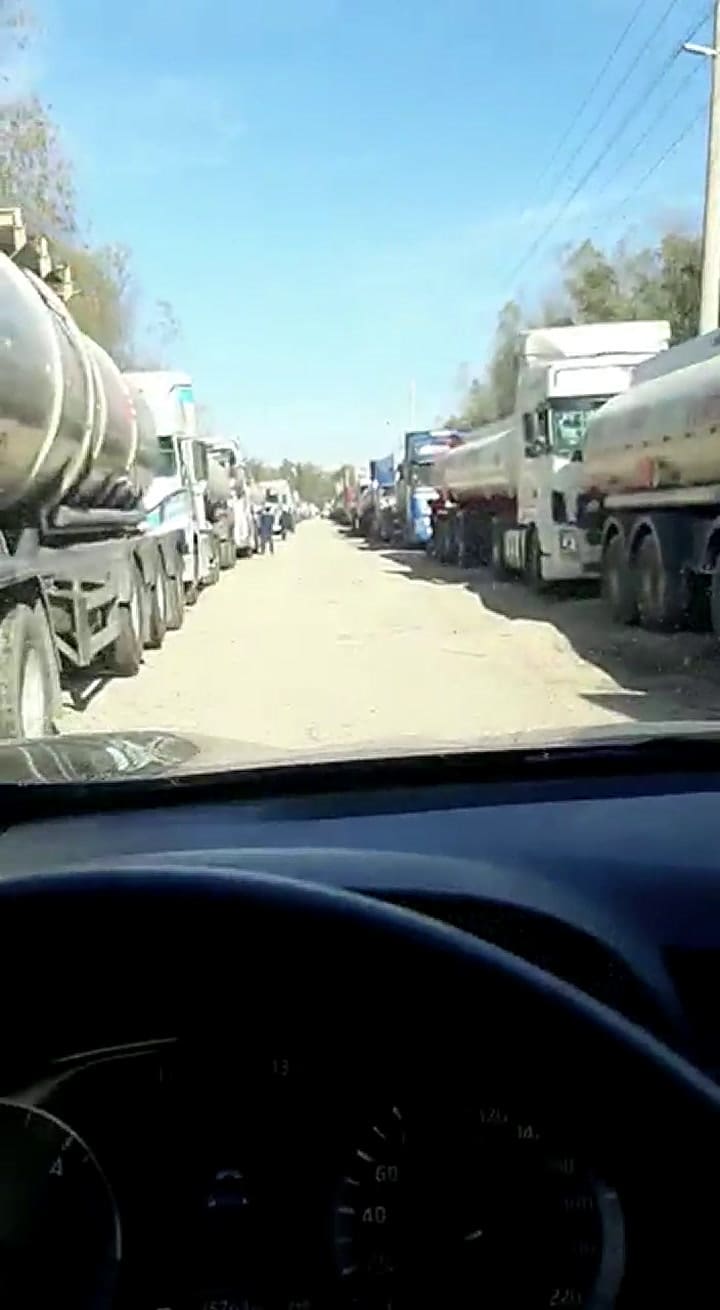 Largas filas de camiones de Bolivia en Campana para cargar gasoil para su país