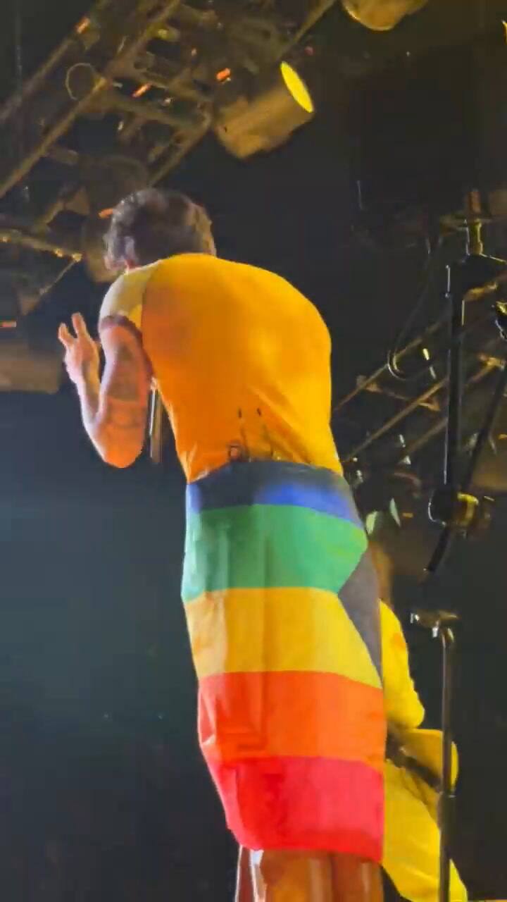 El accidente de Harry Styles en el escenario (Video: Twitter)