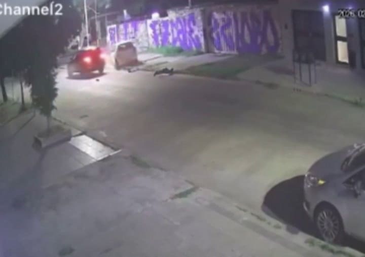 Las imágenes captadas por la cámara de seguridad muestran el choque entre dos vehículos