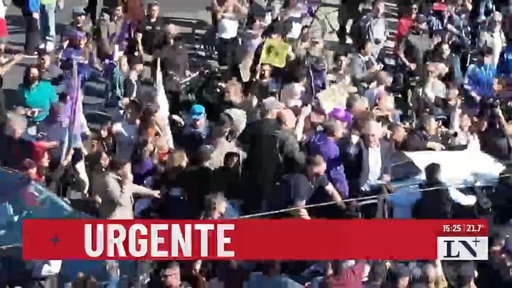 El momento de los piedrazos contra Milei