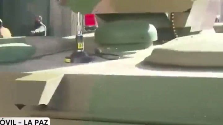 Tanque irrumpe en Bolivia
