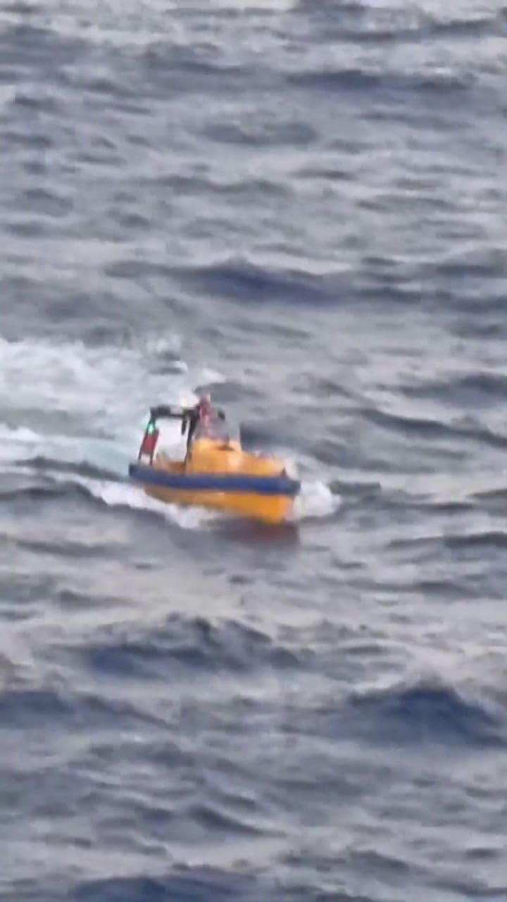 El momento en que el hombre cae del crucero y la lancha sale para rescatarlo
