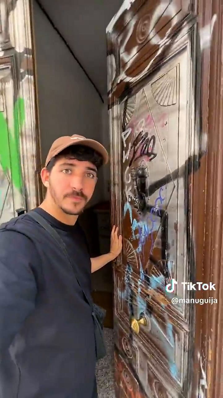 Un argentino reveló lo que sucede cuando tocó el timbre en los portales en España