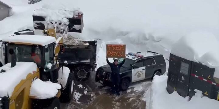 Las intensas nevadas en Caifornia han ocasionado cierres de carreteras