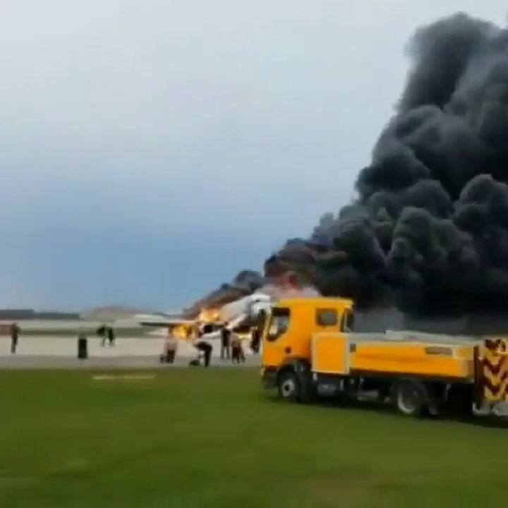 Accidente en una aeronaves de Aeroflot al aterrizar en Moscú - Fuente: Twitter
