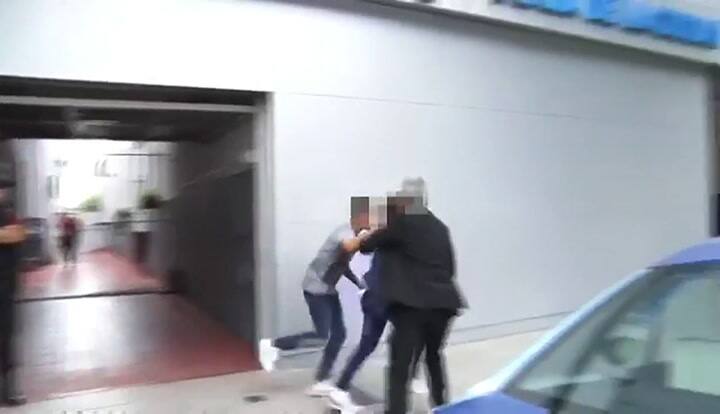 El motochorro saliendo de la comisaría