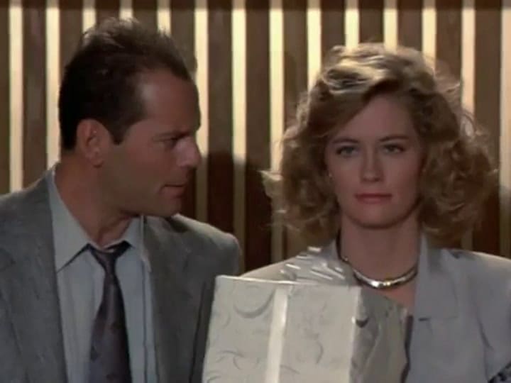 Escena de Luz de Luna en la que aparenta concretarse el romance con Bruce Willis