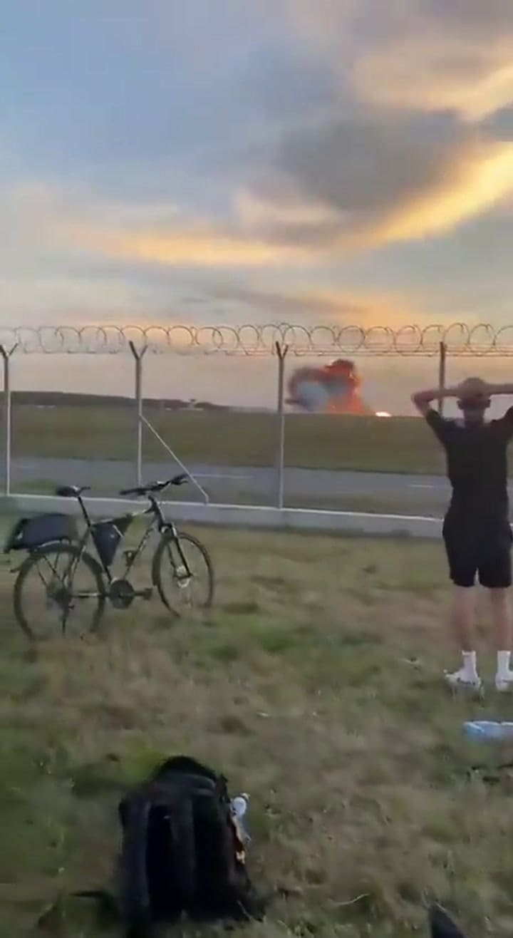 Un avión militar se estrelló durante maniobras de práctica en Polonia y el piloto murió en el acto