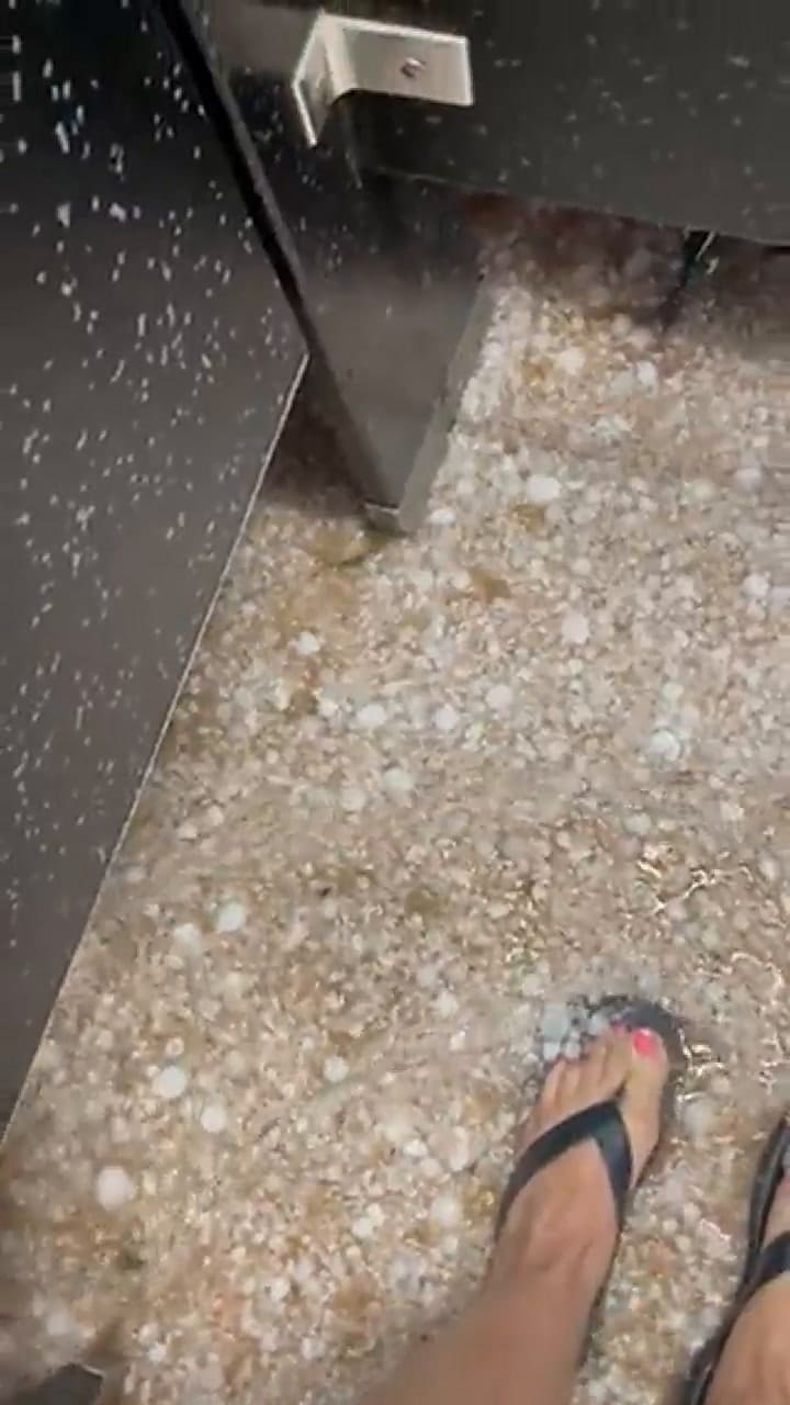 Las personas que estaban en el baño presenciaron un río de granizo en el suelo