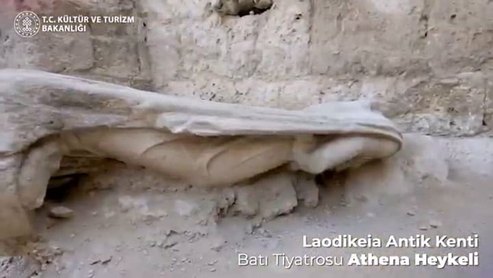 Así desenterraban a la Atenea de mármol