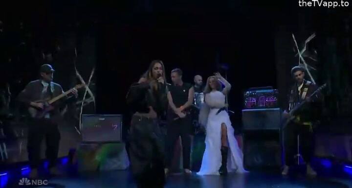 Tini Stoessel junto a Coldplay en NBC