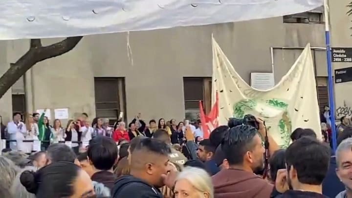 Manifestación en el Clínicas contra el Gobierno (gif)