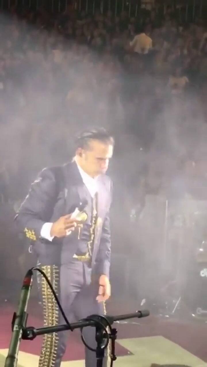 Alejandro Fernández, cerca de vomitar arriba del escenario - Fuente: YouTube