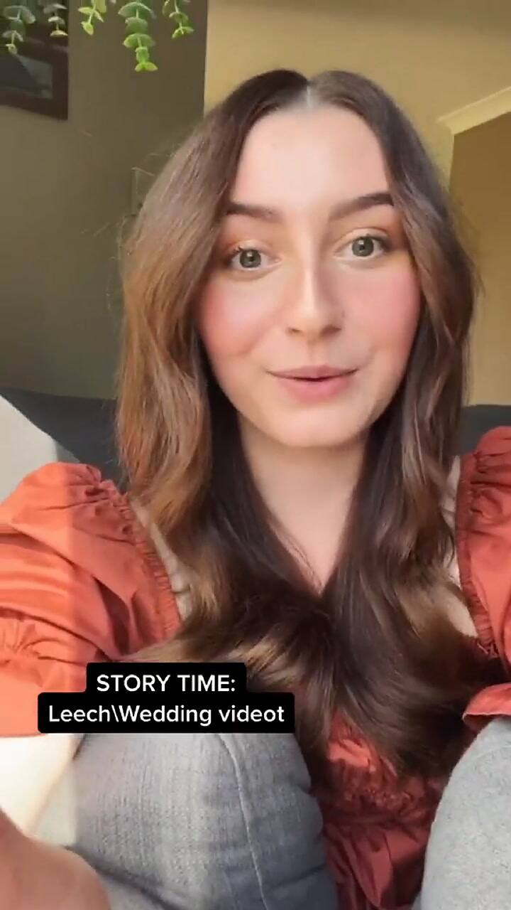 Su suegra se la llevó al baño para alertarla que había manchas de sangre en su vestido