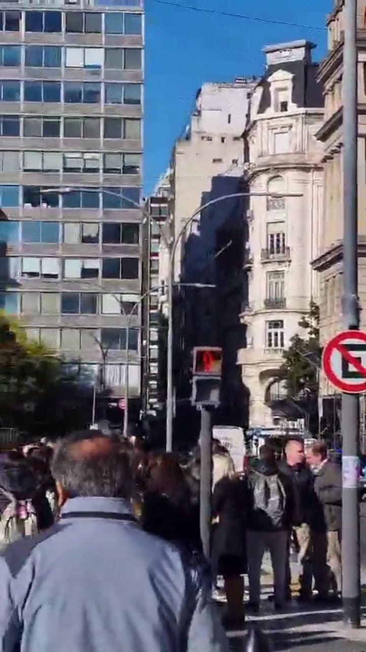 Amenaza de bomba en Tribunales: la policía armó un perímetro y hay cortes en la zona