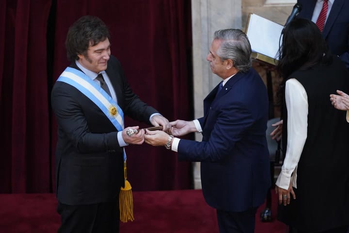 En una ceremonia breve y protocolar, Javier Milei juró como nuevo presidente y después en el recinto solo quedaron los libertarios