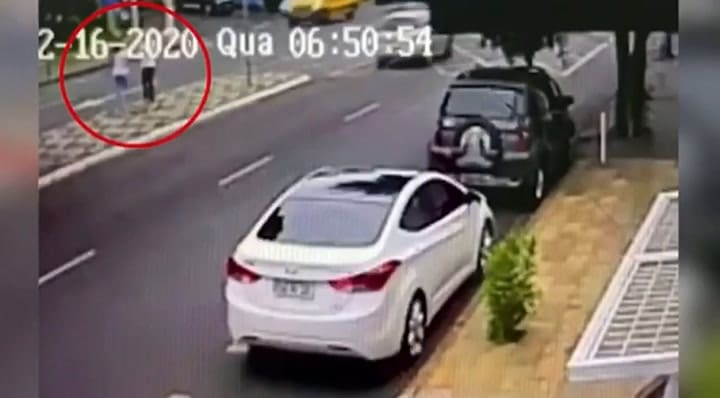 Brasil. Joven es tragada por un agujero que se hace bajo sus pies en una avenida (Fuente: LadBible)