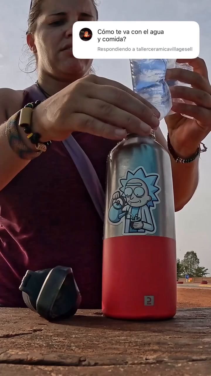 Franca Levin en África muestra cómo se arregla con el agua y la comida