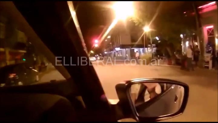 Peligrosa carrera de autos en pleno centro santiagueño