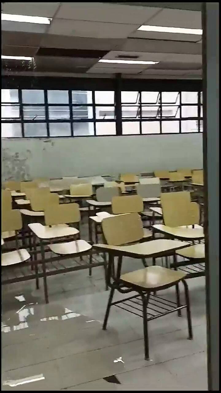 El techo de un aula de la Universidad Nacional de La Matanza se cayó como consecuencia de la lluvia