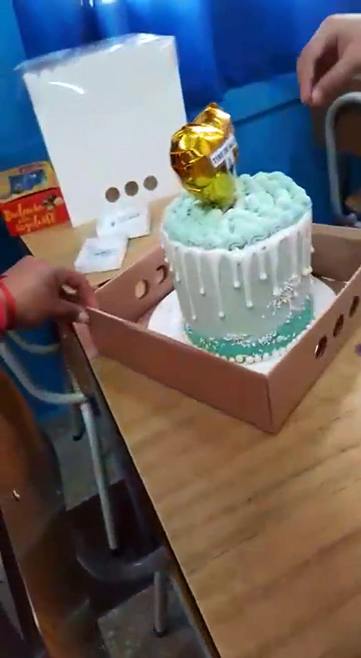 Alumnos le regalaron una torta de billetes a su maestra