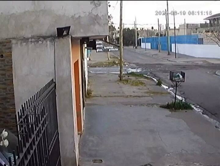 El trágico momento en el que un conductor embistió a una familia en Laferrere