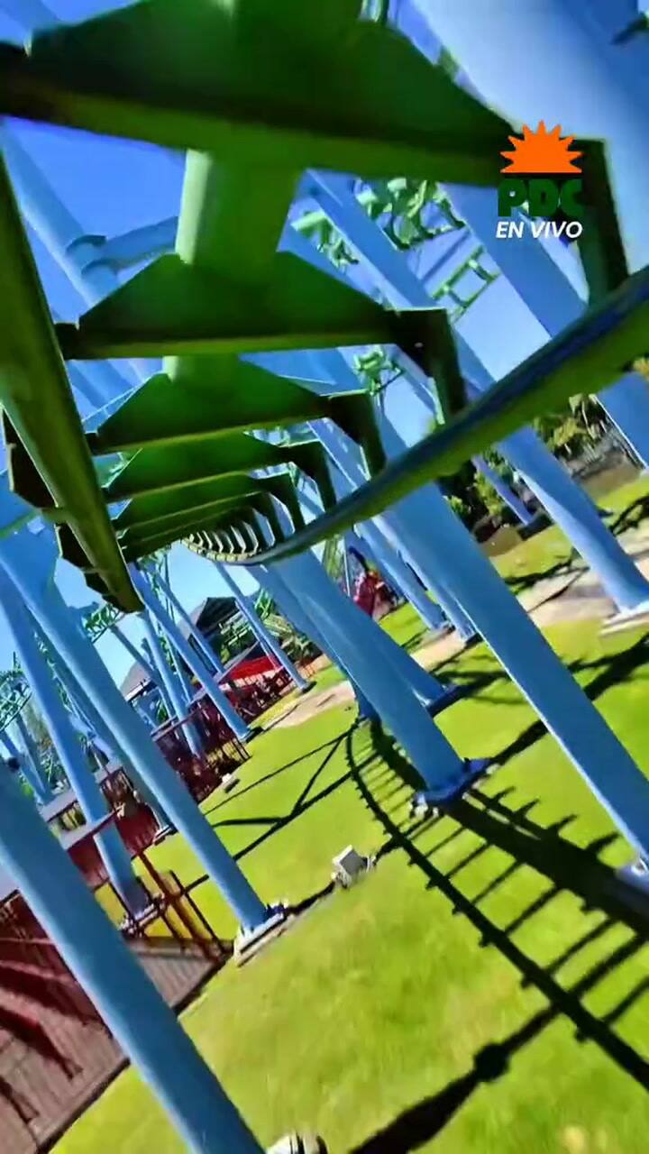 Así es la montaña rusa del Parque de la Costa que se rompió
