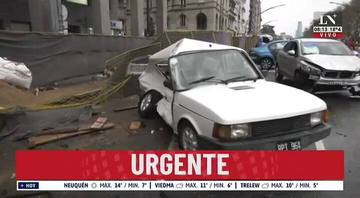 Perdió el control del auto, chocó contra otro y quedó incrustado en una obra en construcción en plena Avenida del Libertador