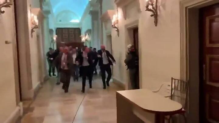 Juan Guaidó y su gente irrumpiendo en el Parlamento