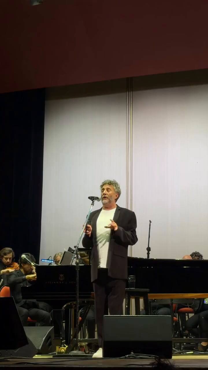 El homenaje de Fito a Spinetta cantando Muchacha ojos de papel en Rosario