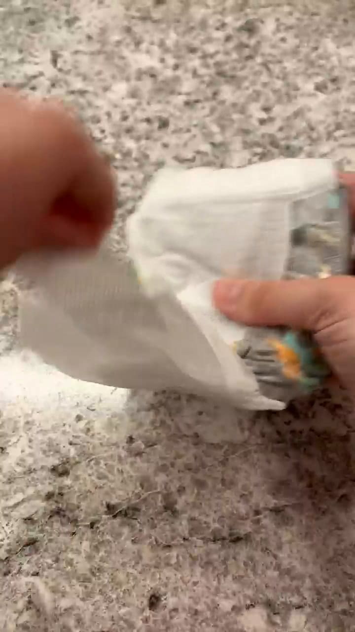 Mujer explica cómo usar un pañal para proteger objetos de valor durante un viaje