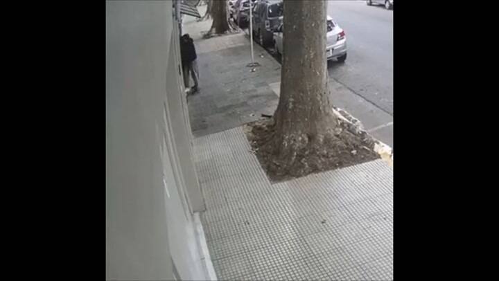 En Palermo: una joven fue atacada a plena luz del día; el agresor escapó cuando gritó