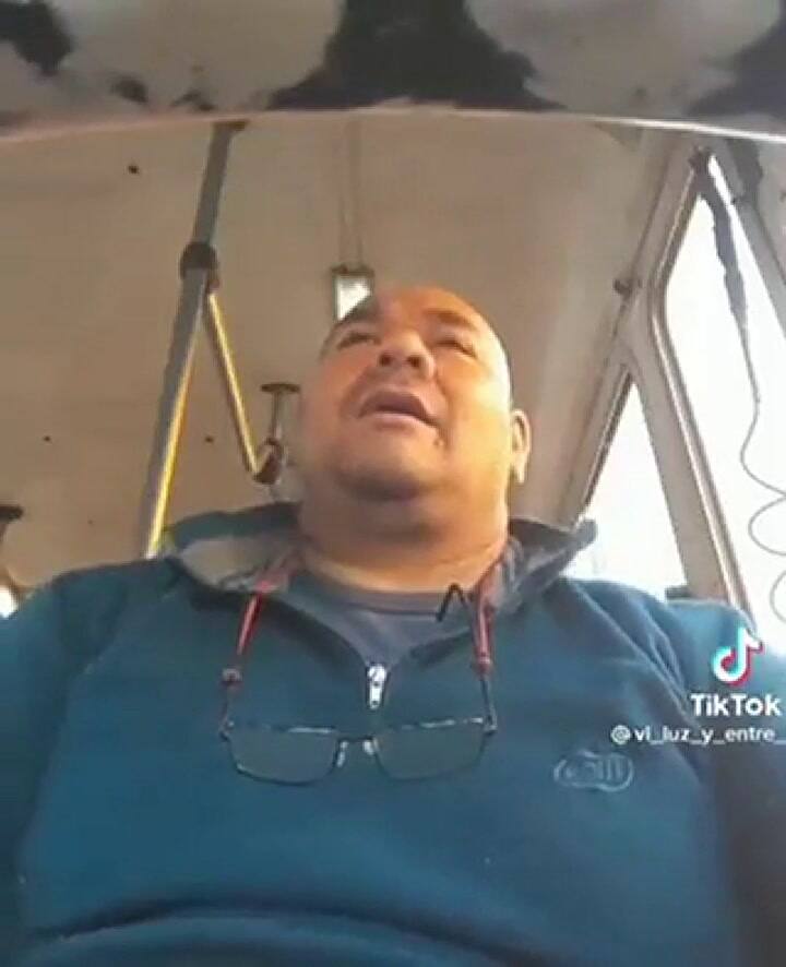 El chofer que musicaliza cada viaje con canciones patrias