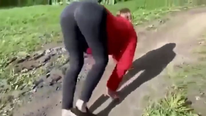 La mujer que se cree caballo