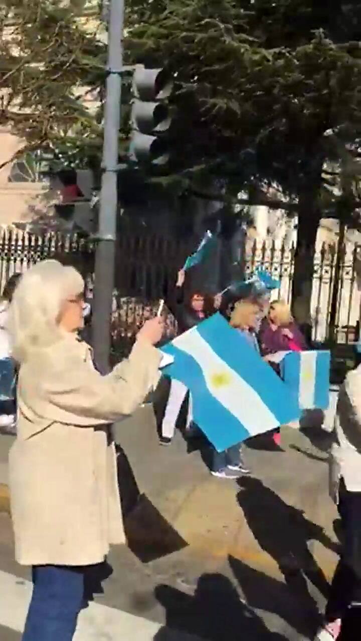 El cántico de la gente es 'Hay gato para rato' y cada vez llegan más personas. Fuente: Twitter