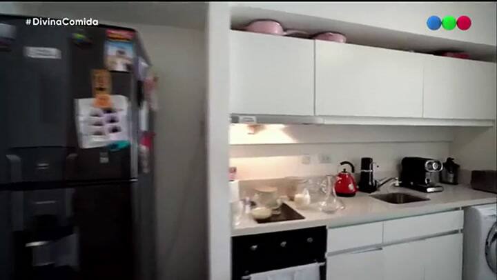 La anfitriona de la noche, Barbie Vélez, da un recorrido por su departamente - Fuente: Telefe