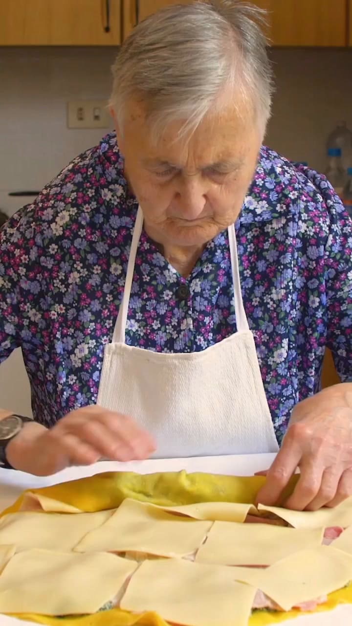 Rina con 85 años hace un arrollado de ricotta