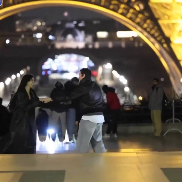 El baile romántico de Dua Lipa y Callum Turner en la Torre Eiffel