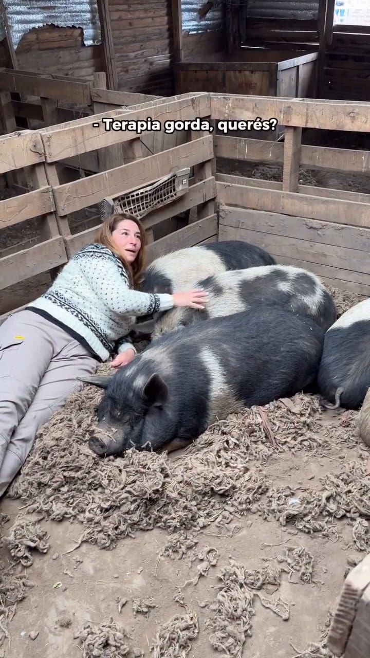 Julieta junto a sus particulares mascotas