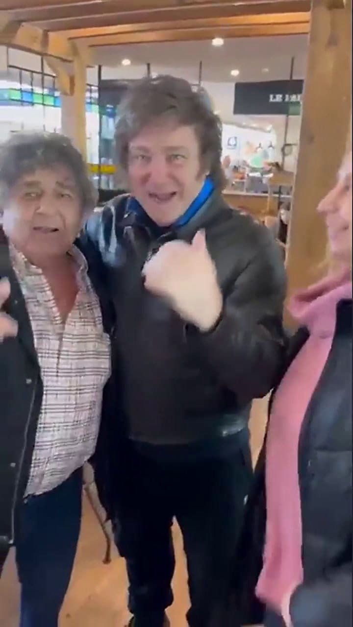 Javier Milei apareció en un video junto a Los Palmeras
