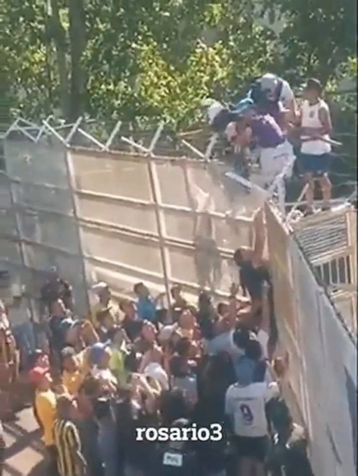 Hinchas ponen en peligro la vida de un bebe por querer cruzarse a la platea