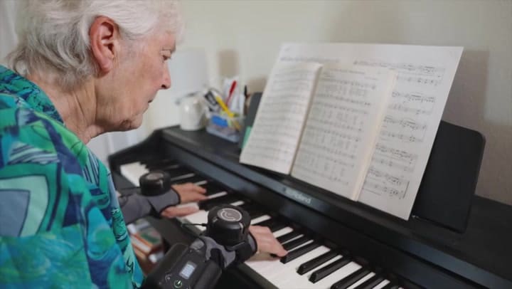 El Gyroglove neutraliza el temblor provocado por el Parkinson (CES 2024)