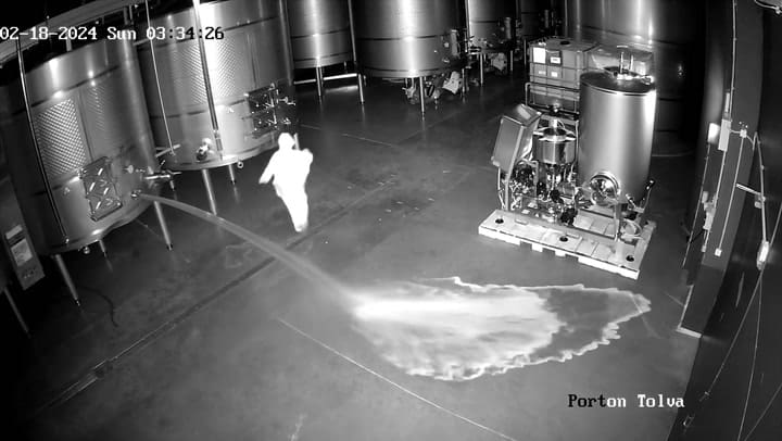 Abren Tres Depósitos De Cepa 21 Y Tiran 60.000 Litros De Vino De Alta Gama