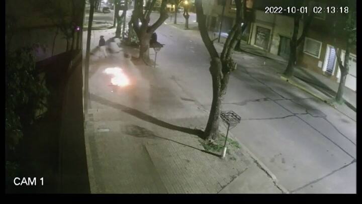 La Plata: así fue filmada una mujer intentando incendiar la casa de su vecino