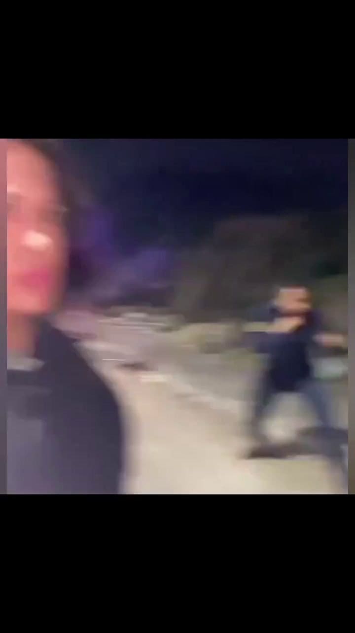 Pelea mano a mano entre efectivo de la policía y un supuesto delincuente