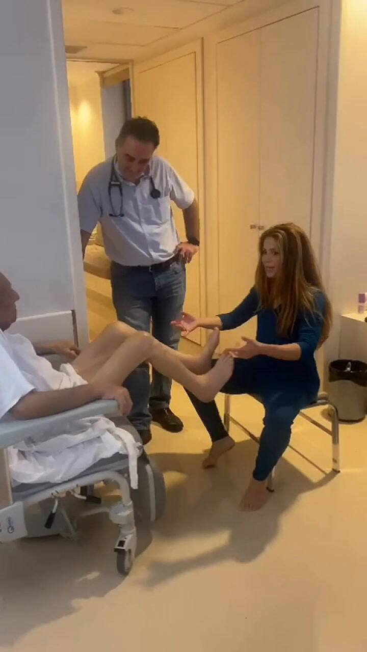 Shakira asiste a su padre en un preocupante momento de salud