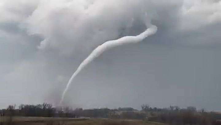 El poder de un tornado que azota un campo en Iowa