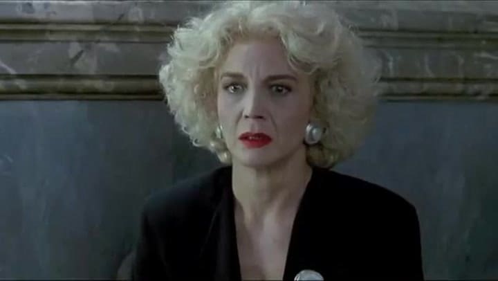 Escena de Tacones lejanos con Marisa Paredes